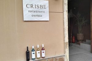 Entrada con vino crisbe